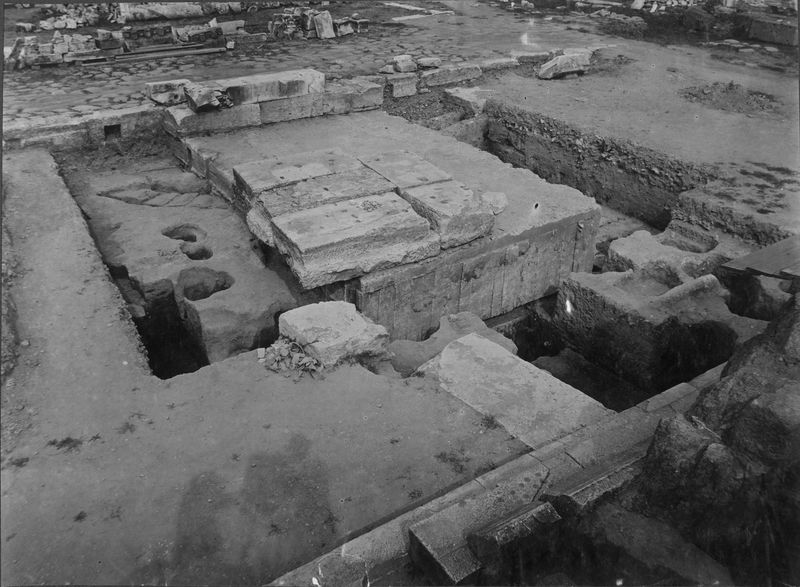 013797 - monumento - Foro Romano, Equus Tremuli, la platea di fondazione vista dal Tempio di Cesare; neg. serie C, n. 331