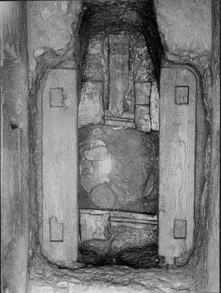 015395 - monumento - Foro Romano, Area Centrale, Gallerie Ipogee, terza galleria trasversale, telaio ligneo del boccaporto del braccio S/O; neg. serie F, n. 334. Inv. n. 3522