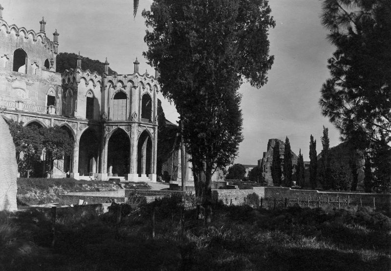 022584 - monumento - Palatino, Domus Augustana, Villa Mills, particolare della porzione centro-destra della facciata meridionale, ripresa da sinistra, nel 1926; senza negativo