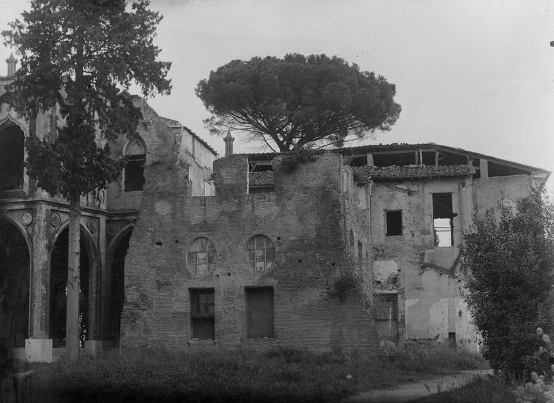 022597 - monumento - Palatino, Domus Augustana, Villa Mills, ripresa della porzione destra della facciata meridionale durante la demolizione; neg. serie E, n. 660