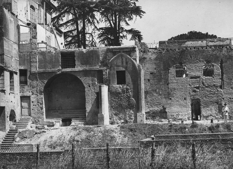 022587 - monumento - Palatino, Domus Augustana, Villa Mills, particolare della porzione centro-sinistra della facciata meridionale durante la demolizione, agosto 1927; senza negativo