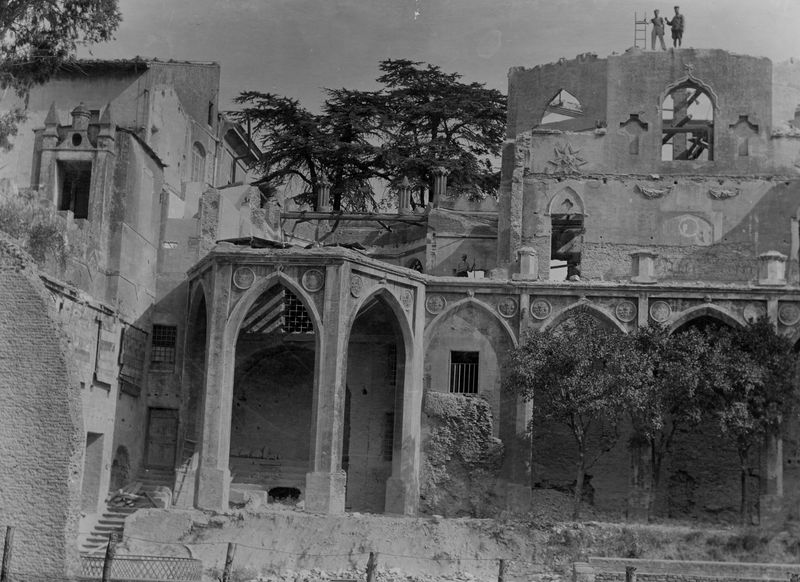 022591 - monumento - Palatino, Domus Augustana, Villa Mills, particolare della porzione centro-sinistra della facciata meridionale durante la demolizione, agosto 1927; negativo serie E, n. 670