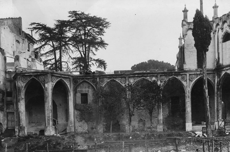 022588 - monumento - Palatino, Domus Augustana, Villa Mills, particolare della porzione centro-sinistra della facciata meridionale durante la demolizione, aprile 1927; negativo serie E, n. 671