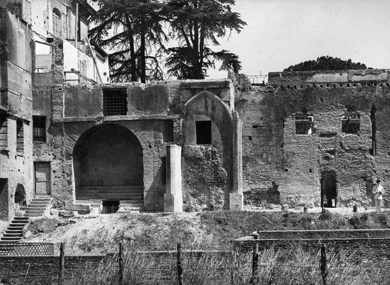 022592 - monumento - Palatino, Domus Augustana, Villa Mills, particolare della porzione centro-sinistra della facciata meridionale durante la demolizione, agosto 1927; senza negativo