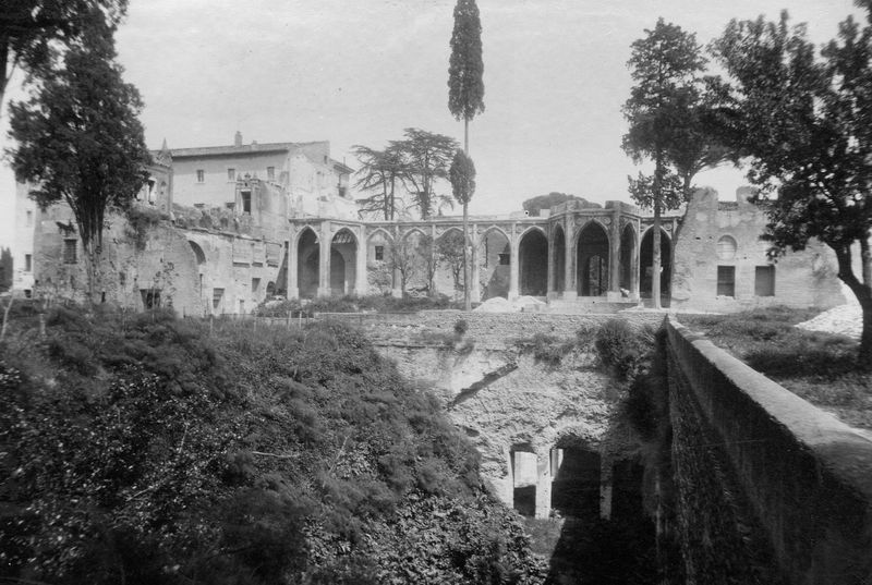 022593 - monumento - Palatino, Domus Augustana, Villa Mills, veduta della facciata meridionale durante la demolizione, aprile 1927; negativo serie E, n. 694,'95,'96,'97