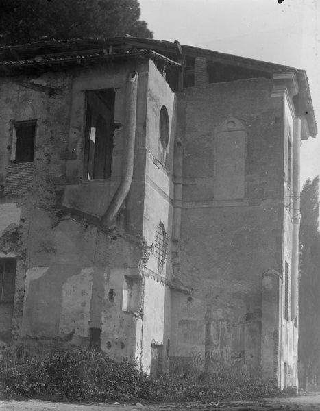 022596 - monumento - Palatino, Domus Augustana, Villa Mills, particolare della porzione destra della facciata meridionale durante la demolizione; neg. serie C, n. 383