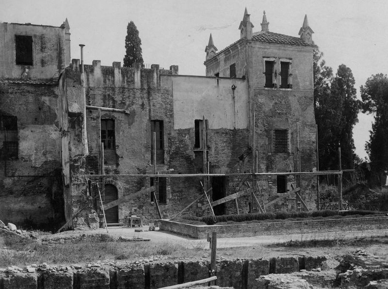 022599 - monumento - Palatino, Domus Augustana, Villa Mills, ripresa della facciata meridionale, il lato verso lo scalone della Domus Augustana, con ponteggio (settembre 1927); neg. serie E, n. 643