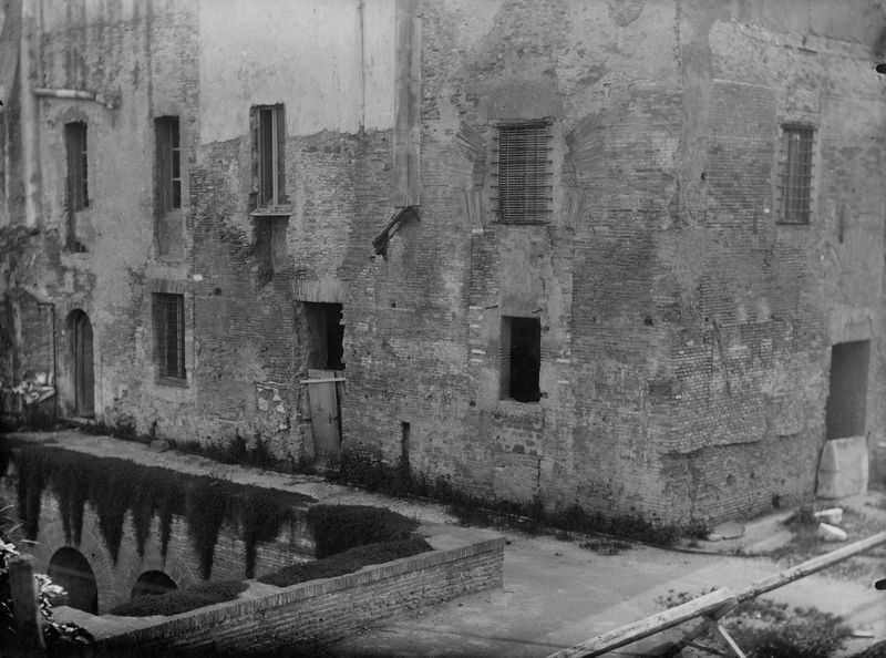 022602 - monumento - Palatino, Domus Augustana, Villa Mills, ripresa della facciata meridionale, il lato verso lo scalone della Domus Augustana, i piani bassi; neg. serie E, n. 639