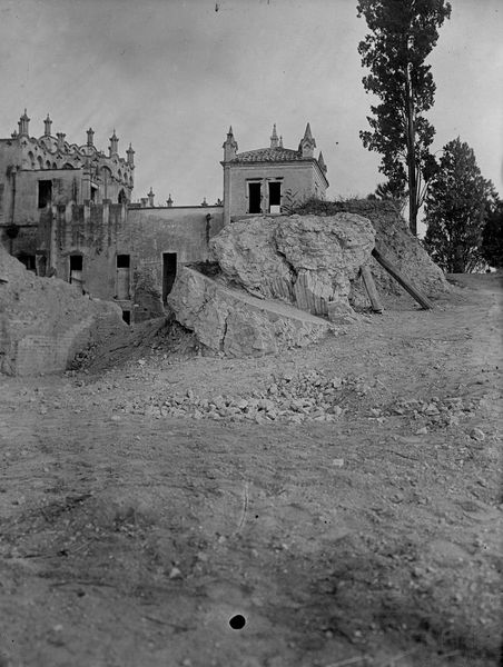022604 - monumento - Palatino, Domus Augustana, Villa Mills, particolare della zona antistante alla facciata meridionale verso lo scalone della Domus Augustana; senza negativo