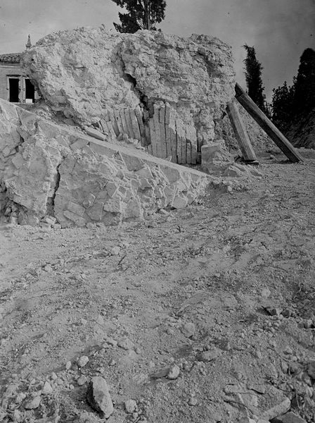 022605 - monumento - Palatino, Domus Augustana, Villa Mills, particolare della zona antistante alla facciata meridionale verso lo scalone della Domus Augustana; senza negativo