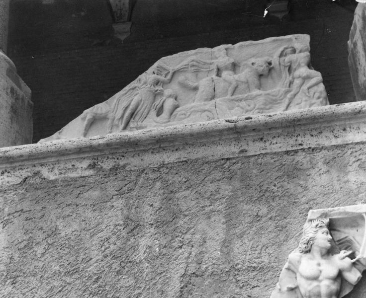 022606 - monumento - Palatino, Domus Augustana, Villa Mills, frammenti di sarcofagi nella Loggia Mattei; senza negativo