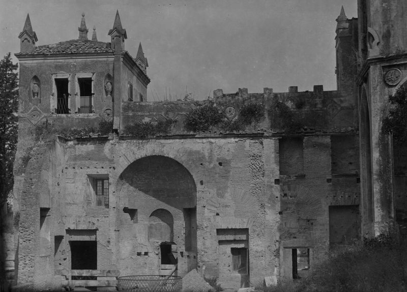 022612 - monumento - Palatino, Domus Augustana, Villa Mills, particolare della porzione sinistra della facciata meridionale; negativo serie E, n. 650