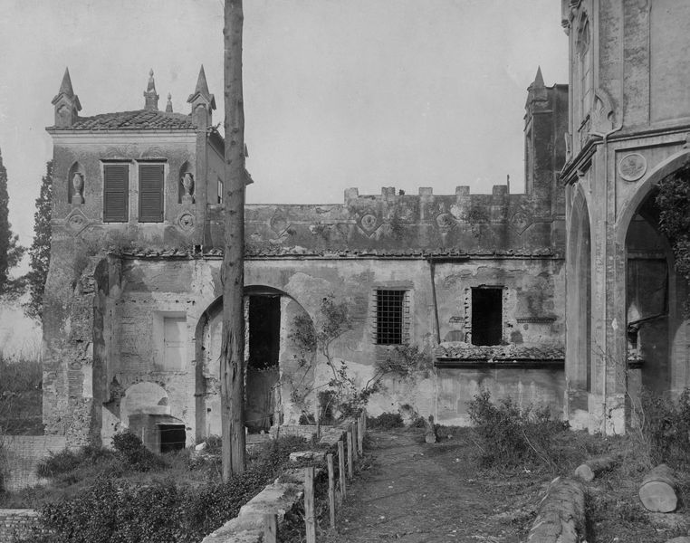 022614 - monumento - Palatino, Domus Augustana, Villa Mills, particolare della porzione sinistra della facciata meridionale; negativo serie C, n. 385