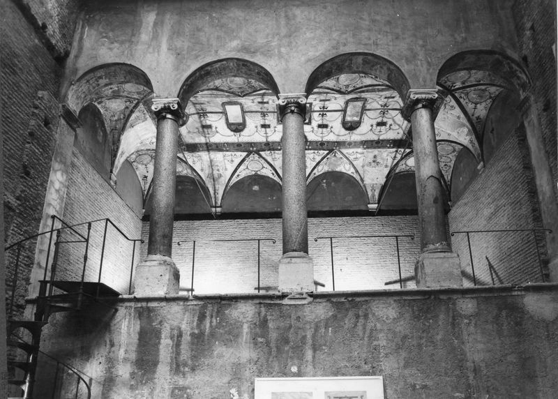 010198 - monumento - Palatino, Domus Augustana, Villa Mills, ripresa della Loggia Mattei con la scala per l'accesso; neg. serie F, n. 2859
