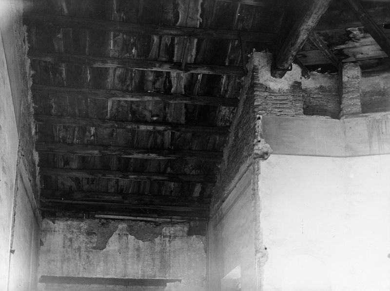 010165 - monumento - Palatino, Domus Augustana, Villa Mills, ambienti interni durante la demolizione, particolare di un tetto; neg. serie E, n. 624