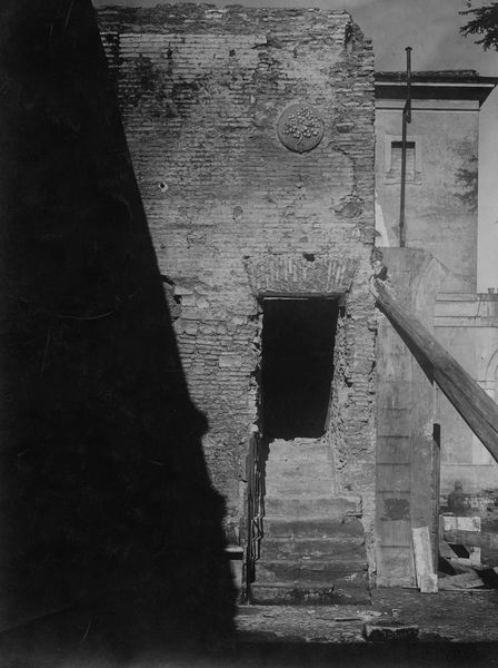010149 - monumento - Palatino, Domus Augustana, Villa Mills, gli ambienti interni durante la demolizione, una parete esterna con scalinata (6 marzo 1928); neg. serie E, n. 741