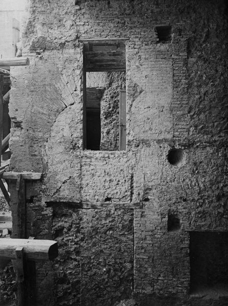 010150 - monumento - Palatino, Domus Augustana, Villa Mills, ambienti interni durante la demolizione, una parete interna (6 marzo 1928); neg. serie F, n. 1608