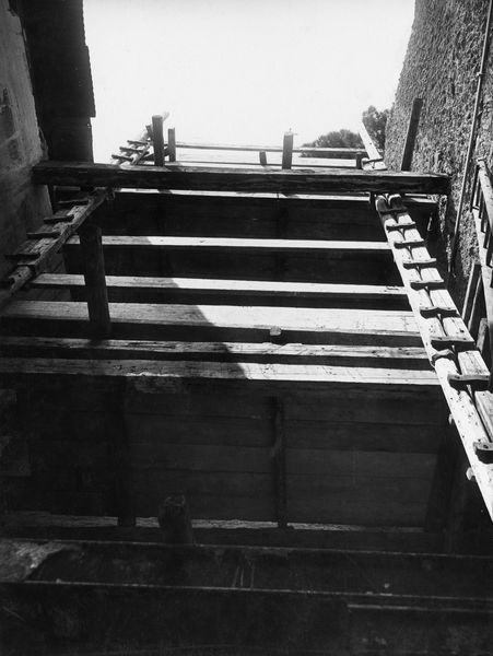 010156 - monumento - Palatino, Domus Augustana, Villa Mills, ambienti interni durante la demolizione, un ponteggio (21 marzo 1930); neg. serie E, n. 723