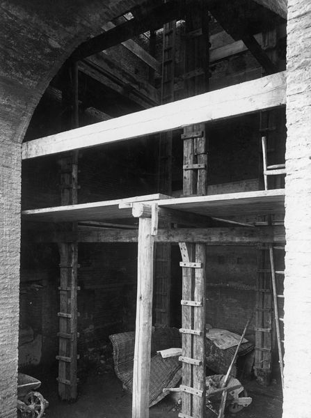 010157 - monumento - Palatino, Domus Augustana, Villa Mills, ambienti interni durante la demolizione, ponteggi (21 marzo 1930); neg. serie E, n. 730