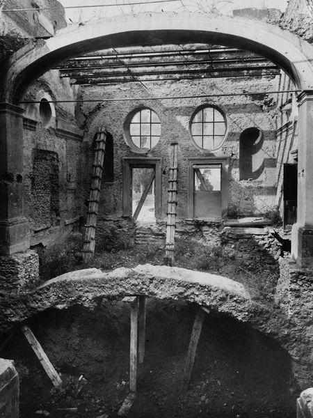 010159 - monumento - Palatino, Domus Augustana, Villa Mills, ambienti interni durante la demolizione, una sala puntellata (maggio 1937); neg. serie E, n. 766