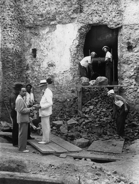 010161 - monumento - Palatino, Domus Augustana, Villa Mills, ambienti interni durante la demolizione, direttore dei lavori ed operai a lavoro (30 agosto 1939); neg. serie E, n. 711