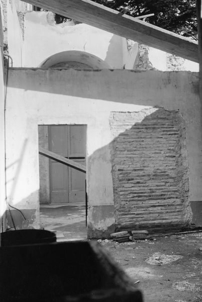 010169 - monumento - Palatino, Domus Augustana, Villa Mills, ambienti interni durante la demolizione, una parete con vano porta; neg. serie F, n. 1620