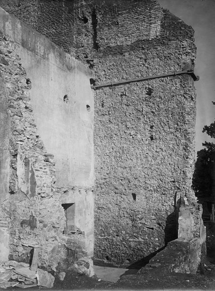 010154 - monumento - Palatino, Domus Augustana, Villa Mills, ambienti interni durante la demolizione, pareti esterne (14 gennaio 1930); senza negativo