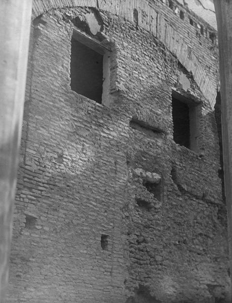 010174 - monumento - Palatino, Domus Augustana, Villa Mills, ambienti interni durante la demolizione, pareti esterne con vani finestra; neg. serie E, n. 737