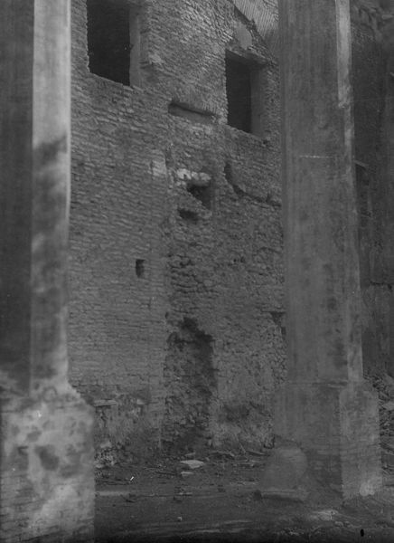 010175 - monumento - Palatino, Domus Augustana, Villa Mills, ambienti interni durante la demolizione, pareti esterne con vani finestra; neg. serie E, n. 738
