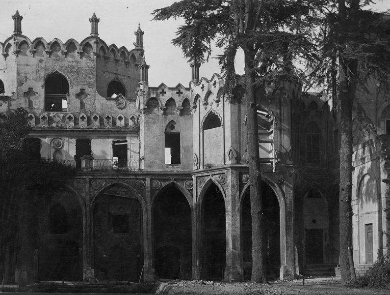 022623 - monumento - Palatino, Domus Augustana, Villa Mills, la facciata settentrionale, le porzioni centrale e destra durante la demolizione; neg. serie E, n. 665