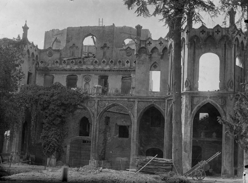 022624 - monumento - Palatino, Domus Augustana, Villa Mills, la facciata settentrionale, le porzioni centrale e destra durante la demolizione; neg. serie E, n. 664