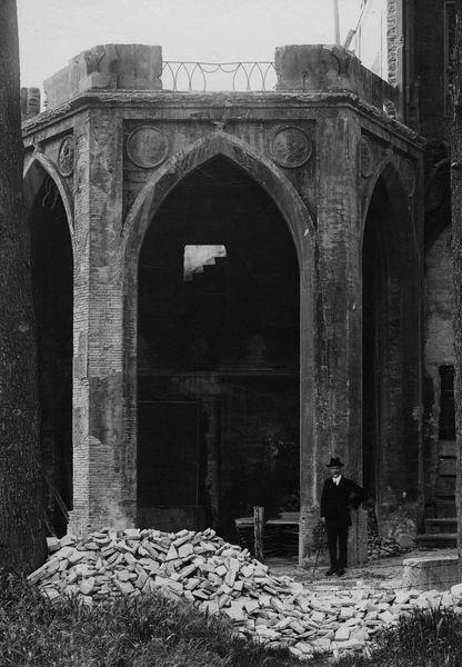022627 - monumento - Palatino, Domus Augustana, Villa Mills, la facciata settentrionale, la parte destra del porticato durante la demolizione (giugno 1927); neg. serie F, n. 1598