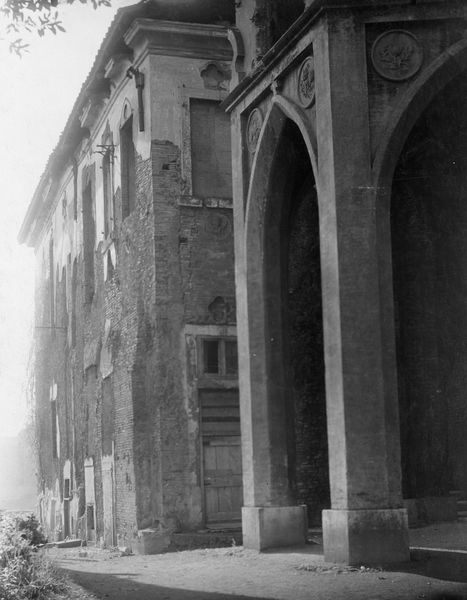 022628 - monumento - Palatino, Domus Augustana, Villa Mills, la facciata settentrionale, particolare delle colonne della parte sinistra del porticato; neg. serie E, n. 668