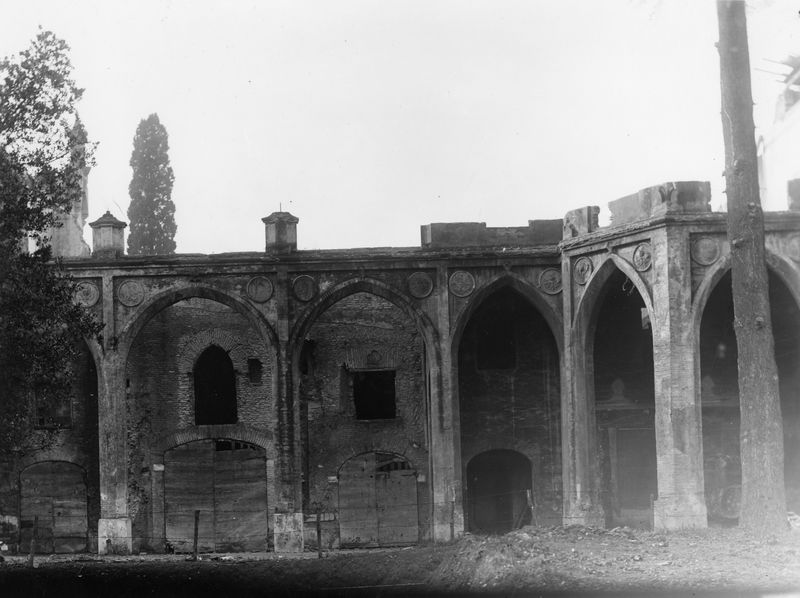 022629 - monumento - Palatino, Domus Augustana, Villa Mills, la facciata settentrionale, le porzioni centrale e destra durante la demolizione; neg. serie E, n. 676