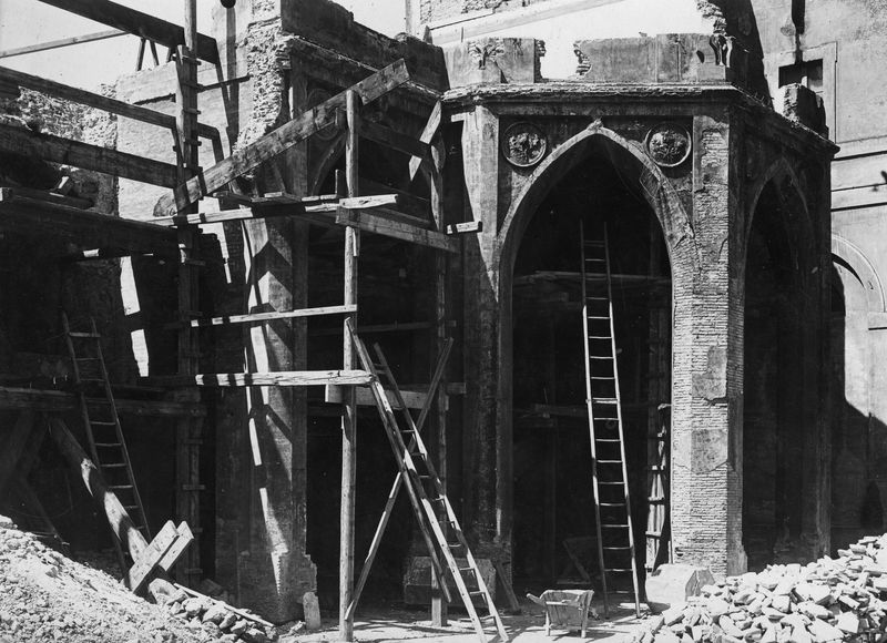 022639 - restauro - Palatino, Domus Augustana, Villa Mills, il fronte settentrionale, la parte sinistra del porticato durante la demolizione (20 aprile 1927); neg. serie F, n. 1610