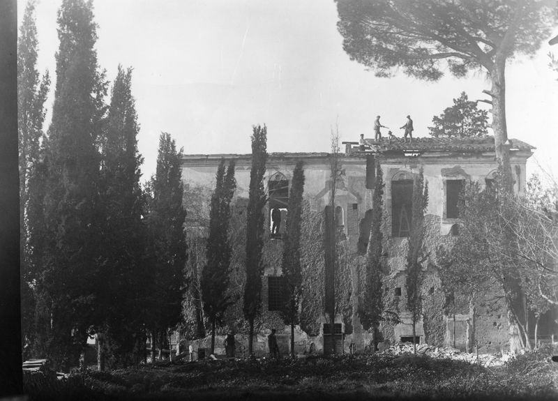 022633 - monumento - Palatino, Domus Augustana, Villa Mills, facciata settentrionale, l'estremitÃ  verso lo Stadio di Domiziano, durante la demolizione; neg. serie E, n. 655