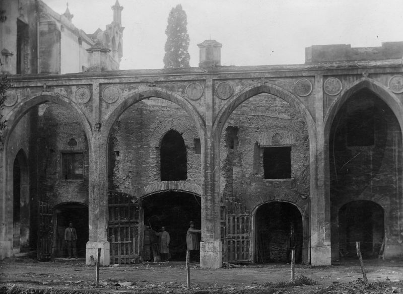 022630 - monumento - Palatino, Domus Augustana, Villa Mills, la facciata settentrionale, la parte sinistra del porticato durante la demolizione (agosto 1927); neg. serie E, n. 666. Inv. n. 1351
