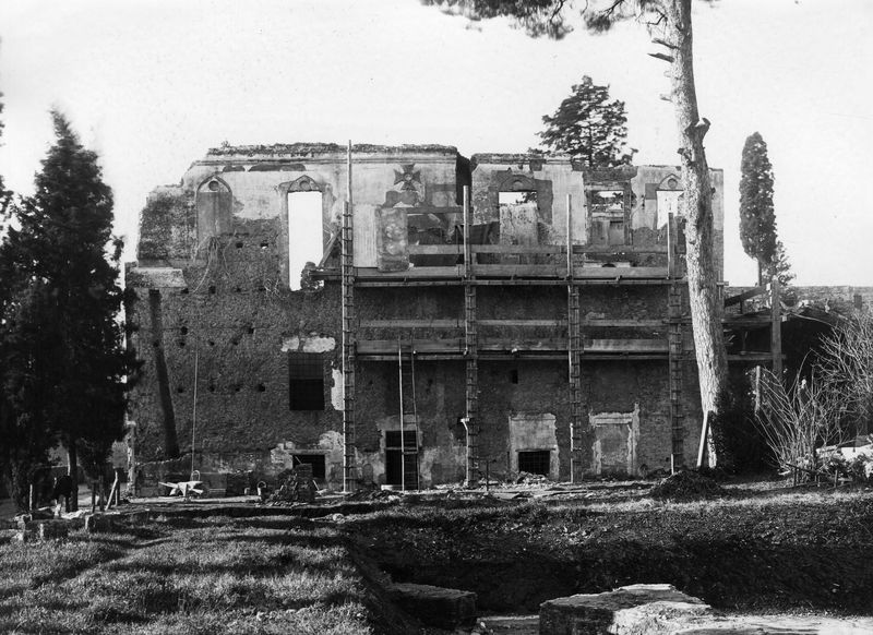022636 - monumento - Palatino, Domus Augustana, Villa Mills, fronte settentrionale all'inizio del restauro, l'estremitÃ  verso lo Stadio (1929); neg. serie E, n. 658
