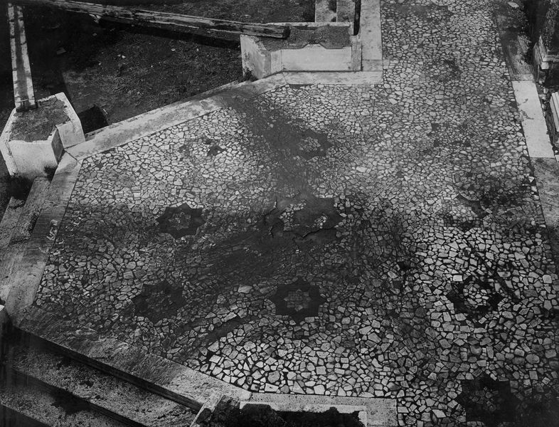 022652 - monumento - Palatino, Domus Augustana, Villa Mills, facciata settentrionale, il pavimento del lato sud del portichetto barocco; neg. serie E, n. 683. Inv. n. 1368