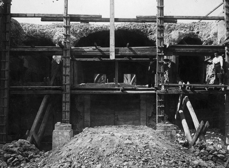 022657 - restauro - Palatino, Domus Augustana, Villa Mills, facciata settentrionale, il corpo centrale durante le demolizioni (20 aprile 1927); neg. serie F, n. 1618