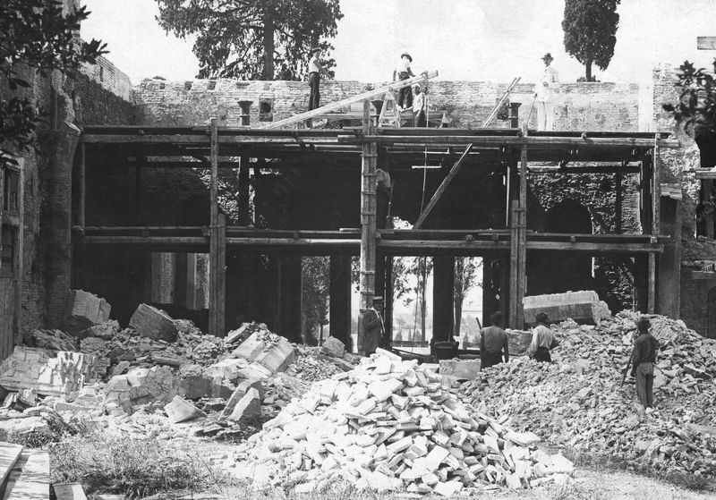 022658 - restauro - Palatino, Domus Augustana, Villa Mills, facciata settentrionale, il portichetto barocco durante le demolizioni (agosto 1927); senza negativo