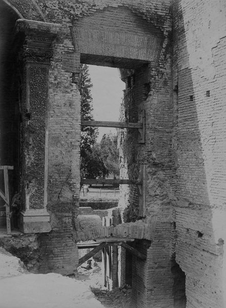 022661 - monumento - Palatino, Domus Augustana, Villa Mills, facciata settentrionale, al lato del portichetto barocco (fra i 5 e il 10 settembre 1929); neg. serie E, n. 749