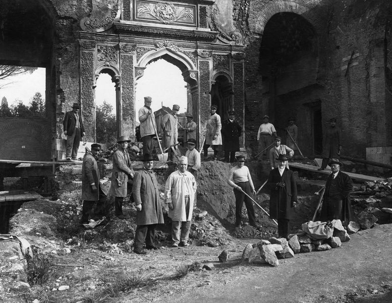 022662 - restauro - Palatino, Domus Augustana, Villa Mills, facciata settentrionale, il portichetto barocco in demolizione (febbraio 1930); neg. serie E, n. 691. Inv. n. 1376