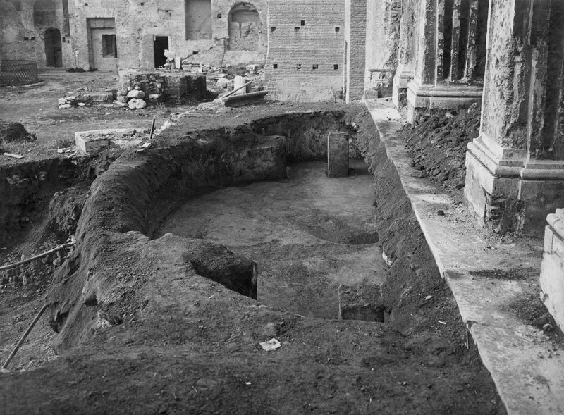 022663 - scavo archeologico - Palatino, Domus Augustana, Villa Mills, facciata settentrionale, scavo davanti al lato sud del portichetto barocco (gennaio 1930); neg. serie E, n. 681. Inv. n. 1366