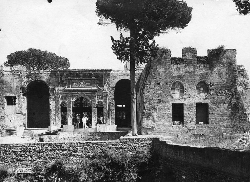 022664 - monumento - Palatino, Domus Augustana, Villa Mills, facciata settentrionale, il portichetto barocco (agosto 1927); neg. serie F, n. ...