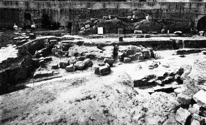 018979 - monumento - Foro Romano, Volcanal, veduta durante lo scavo (inizio del XX secolo); neg. serie E, n. 98 e 99. N. inv. 784 e 785