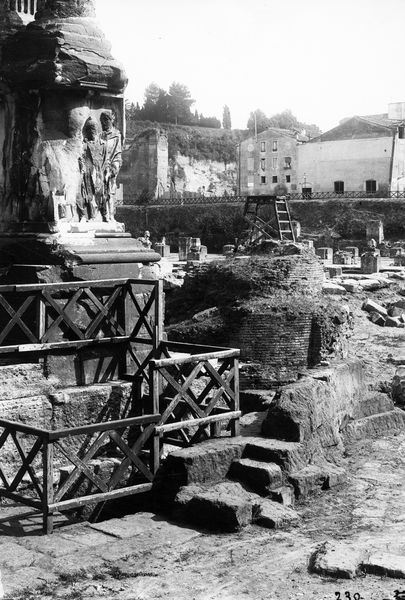 018981 - scavo archeologico - Foro Romano, Volcanale, dettaglio dell'esplorazione all'angolo dell'Arco di Settimio Severo; neg. serie F, n. 230 (film 1490). N. inv. 3418