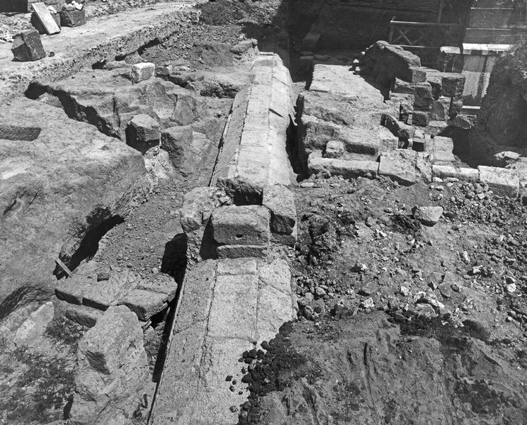 018987 - monumento - Foro Romano, Volcanal, chiavica in tufo che attraversa la zona; neg. serie C, n. 133. N. inv. 133