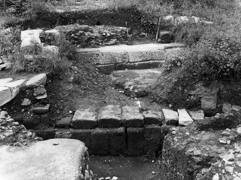 018988 - scavo archeologico - Foro Romano, Volcanal, particolare delle chiaviche repubblicane che attraversano la zona durante i saggi Kahler nel 1959; neg. serie F, n. 2127. N. inv. 5315
