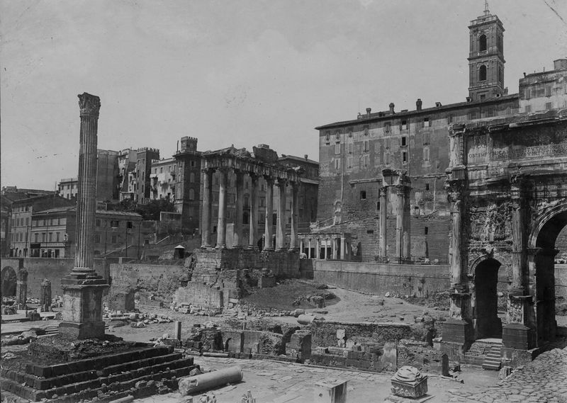 012745 - monumento - Foro Romano, Colonna di Foca, veduta  con la vecchia sistemazione del basamento; FILM n. 1494